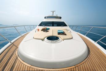 10_azimut-64_bow_view.jpg